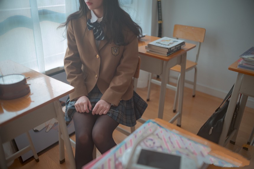 木花琳琳是勇者 – 女子〇生脚コキ48手 [66P3V-2.93GB]