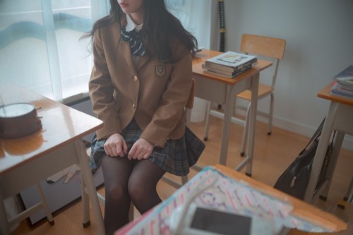 木花琳琳是勇者 – 女子〇生脚コキ48手 [66P3V-2.93GB]