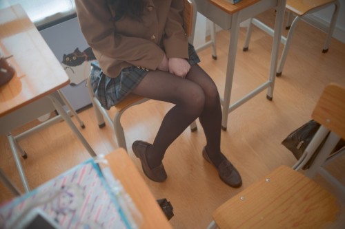 木花琳琳是勇者 - 女子〇生脚コキ48手 预览展示图 2
