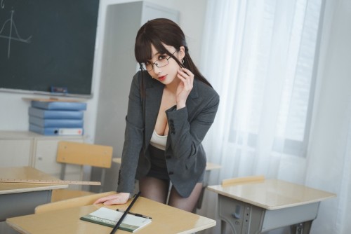 rioko凉凉子 - 《年上の韵》奇怪的老师 预览展示图 1