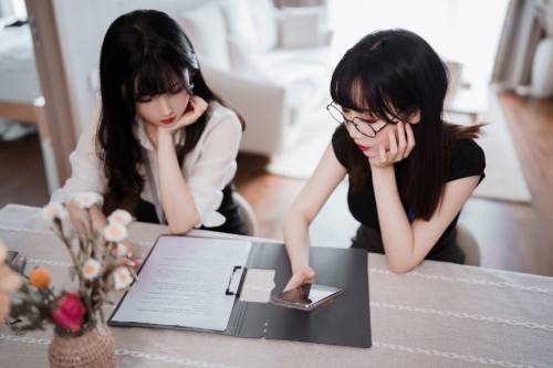 rioko凉凉子&面饼仙儿 - 《黑丝ol制服双人》 预览展示图 1