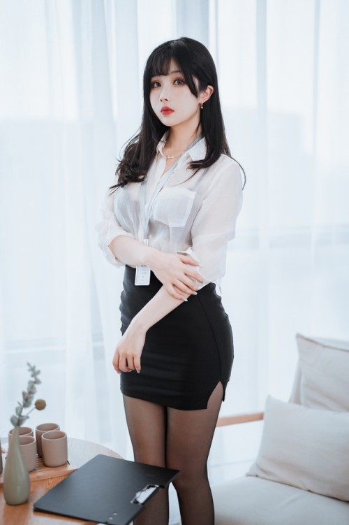 rioko凉凉子&面饼仙儿 - 《黑丝ol制服双人》 预览展示图 5