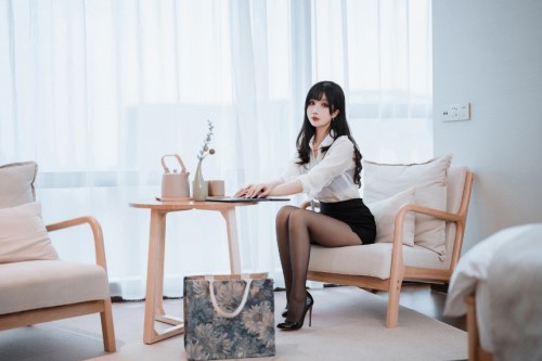 rioko凉凉子&面饼仙儿 - 《黑丝ol制服双人》 预览展示图 3