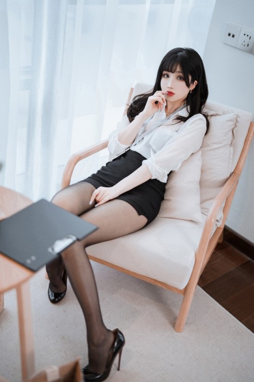rioko凉凉子&面饼仙儿 - 《黑丝ol制服双人》 预览展示图 4