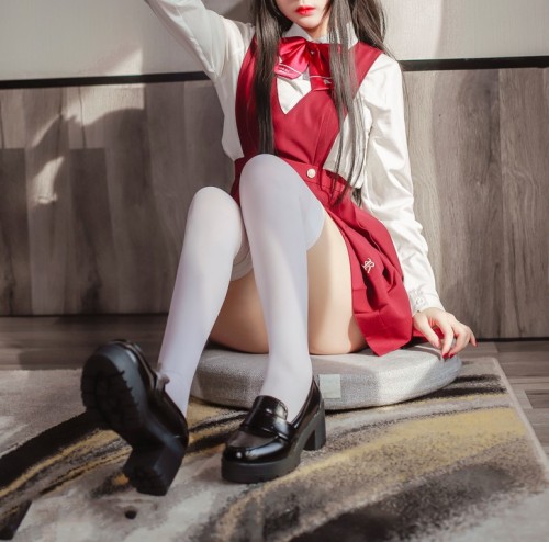日奈娇 - JK少女红裙 预览展示图 2