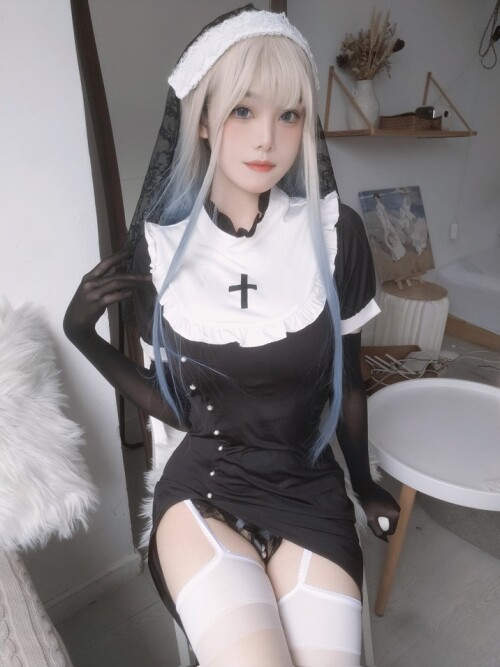 蜜汁猫裘 - 修女自拍 预览展示图 2