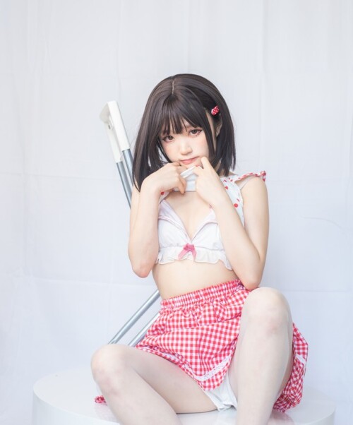 神沢永莉 – 缠玛瑙灰+象牙白&黑色毛衣吊带+牛仔裙吊带黑丝 2套 预览展示图 1