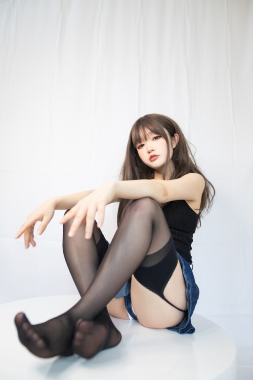 神沢永莉 – 缠玛瑙灰+象牙白&黑色毛衣吊带+牛仔裙吊带黑丝 2套 预览展示图 3
