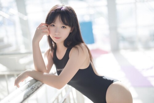 樱落酱w – 泳池竞泳 [32P-255MB]