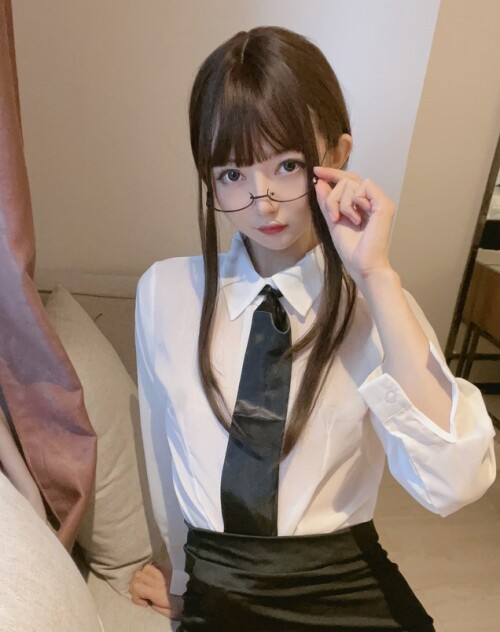 51酱 - 肉丝眼镜娘 预览展示图 1