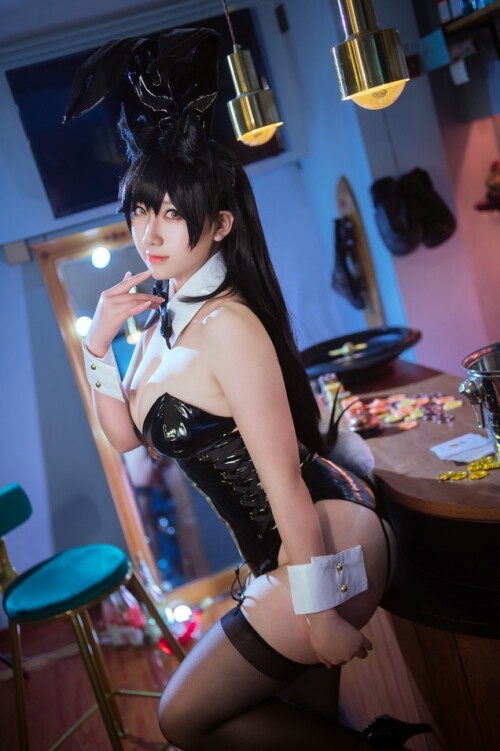 是本末末 – 爱宕兔女郎&路易九世礼服 2 套 预览展示图 1