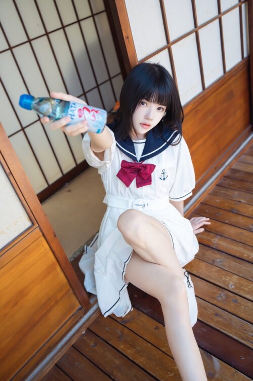 桜桃喵 - 盛夏制服 预览展示图 1