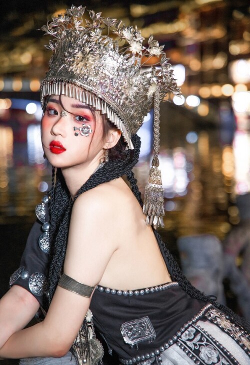 瓦斯塔亚小龙虾 - 苗疆女子 预览展示图 2