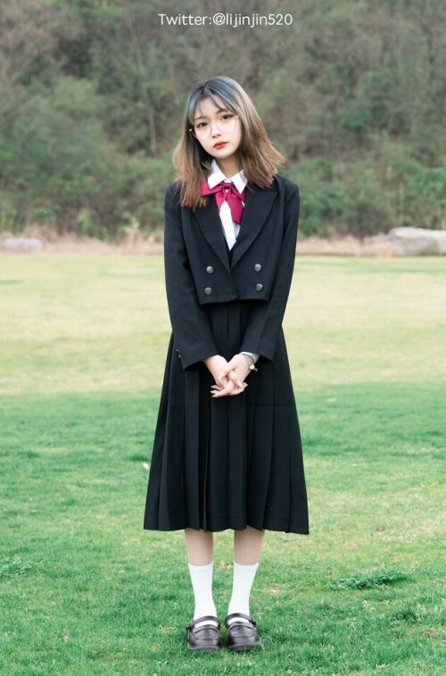 梨瑾瑾 - 户外黑长服 预览展示图 2