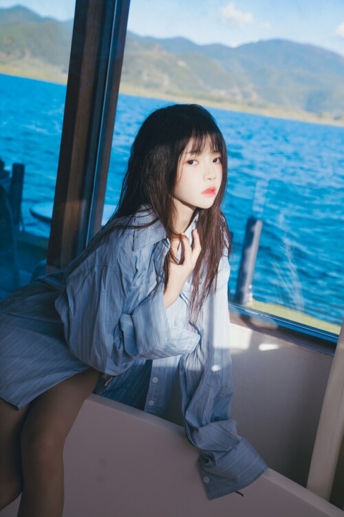 桜桃喵 - 蓝衬衫 预览展示图 1