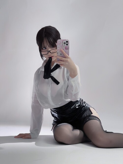 幼愛youmeko - 黑丝眼镜OL 预览展示图 2