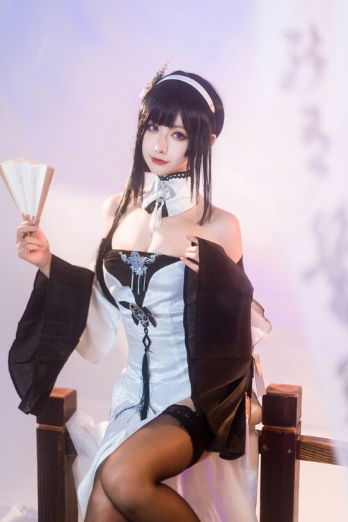 Momoko葵葵 - 碧蓝航线镇海 默认皮肤&奇奢花苑 预览展示图 3