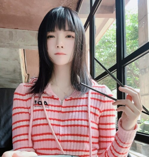 桜桃喵 – 灰丝+条纹毛衣 预览展示图 1