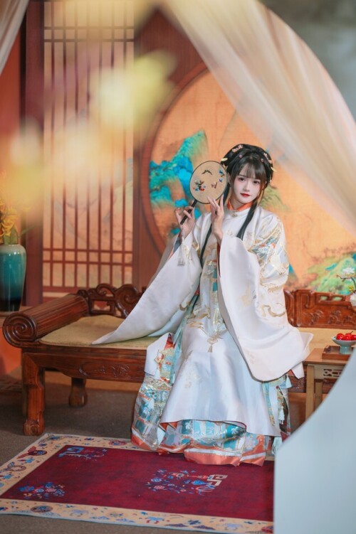 兔子Zzz不吃胡萝卜 - 小轩窗，正梳妆 预览展示图 3