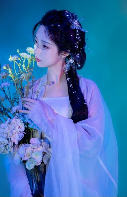 怀里猫ovo - 她是那一抹蓝 预览展示图 3