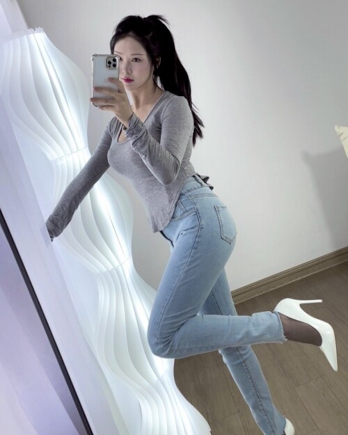 抖娘利世 - 自摄 牛仔裤 预览展示图 4