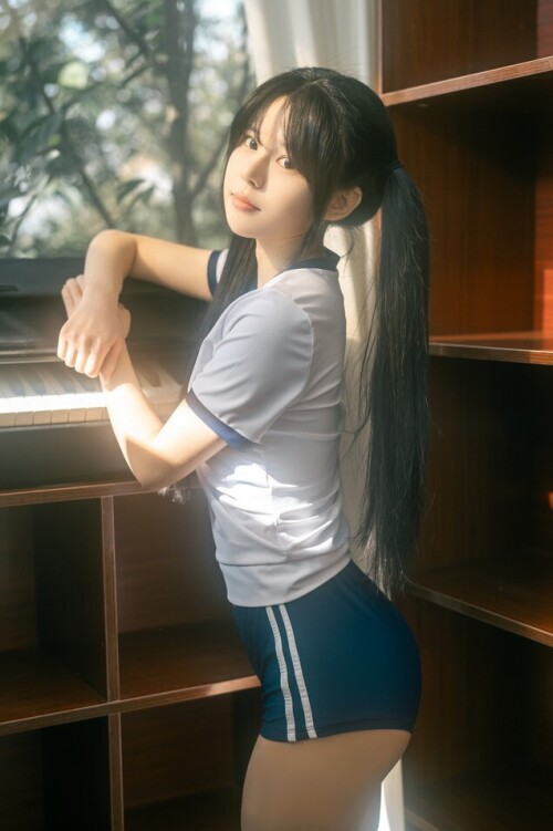 rua阮阮 - 春の更衣室-体操服 预览展示图 2