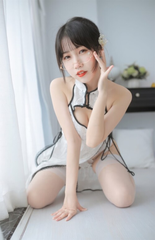 不呆猫 - 任期白旗袍 预览展示图 4
