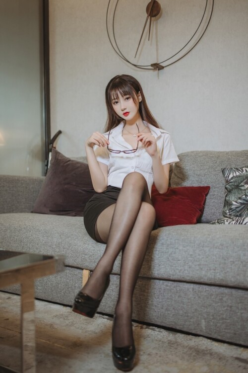 羽生三未 - 黑丝包臀OL 预览展示图 4