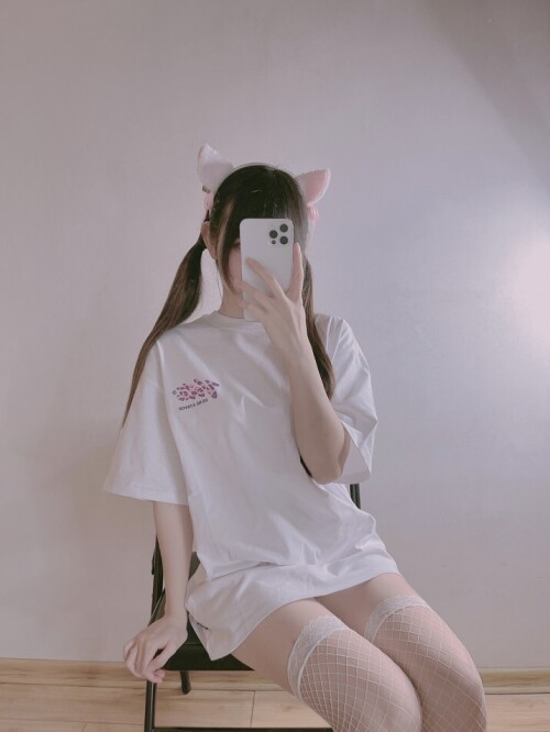 miko酱ww - 自拍系列 mikoの白丝01 预览展示图 4