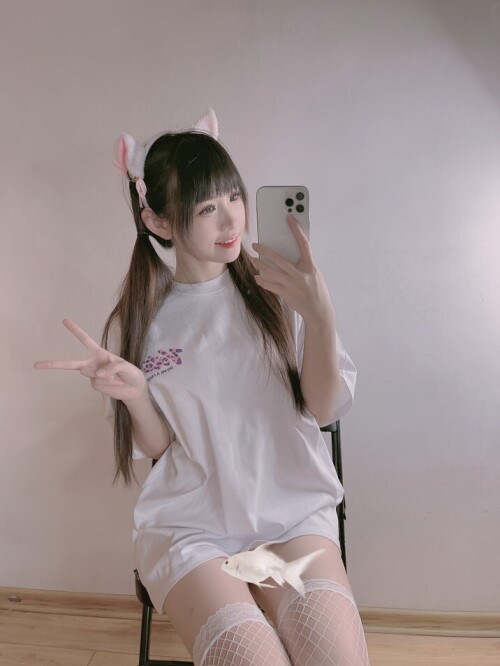 miko酱ww - 自拍系列 mikoの白丝01 预览展示图 6
