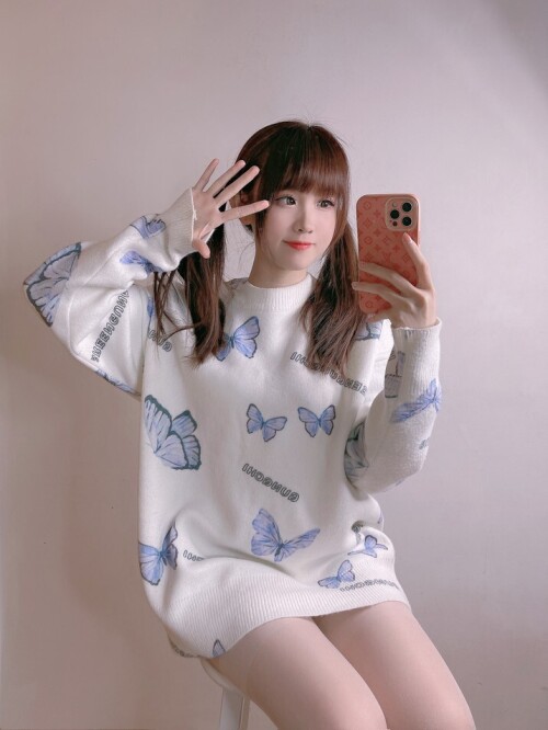 miko酱ww - 自拍系列 mikoの白丝01 预览展示图 3
