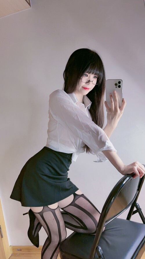 miko酱ww - 自拍系列mikoの黑丝03 预览展示图 5