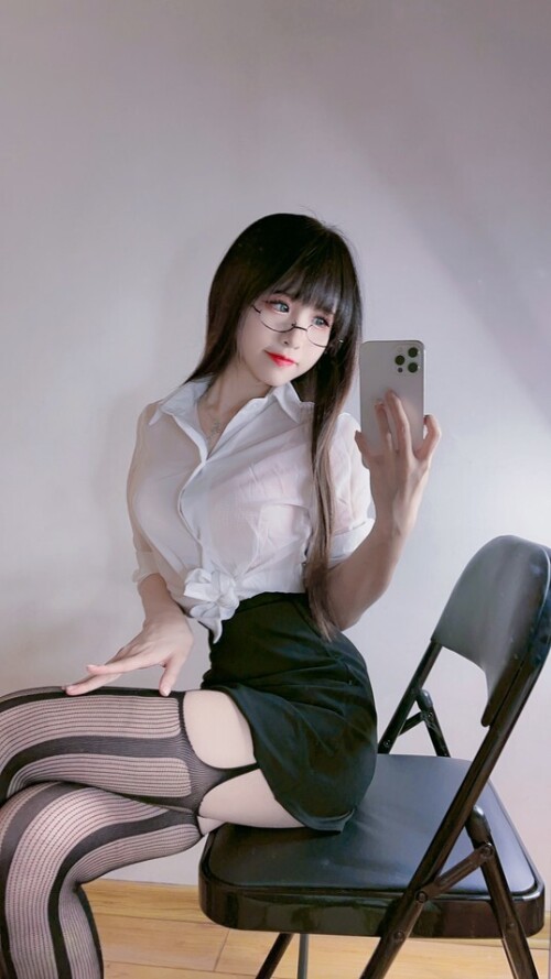 miko酱ww - 自拍系列mikoの黑丝03 预览展示图 1