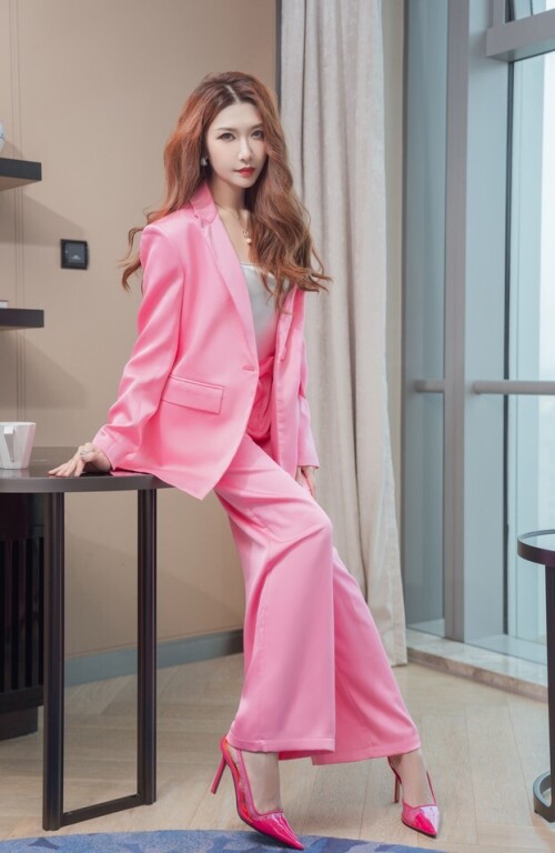 源纱希喵喵喵 - 与女上司一起出差的意外发现 预览展示图 2