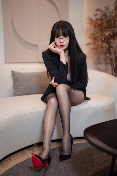 轩萧学姐 - 下班后的ol 预览展示图 2