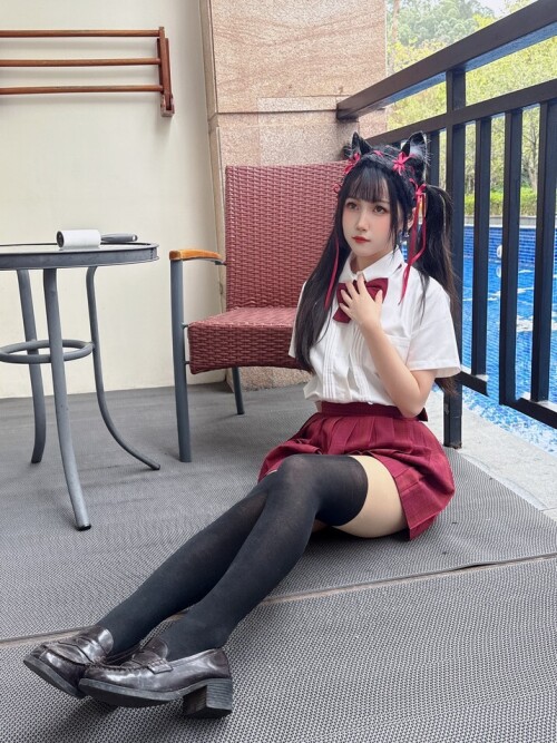 不呆猫 – 温泉双马尾JK [22P1V-712MB]
