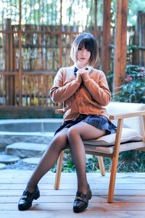 【BANBANKO】半半子 - 彼女の制服姿が好き Vol.02 (电车+庭院) 预览展示图 4