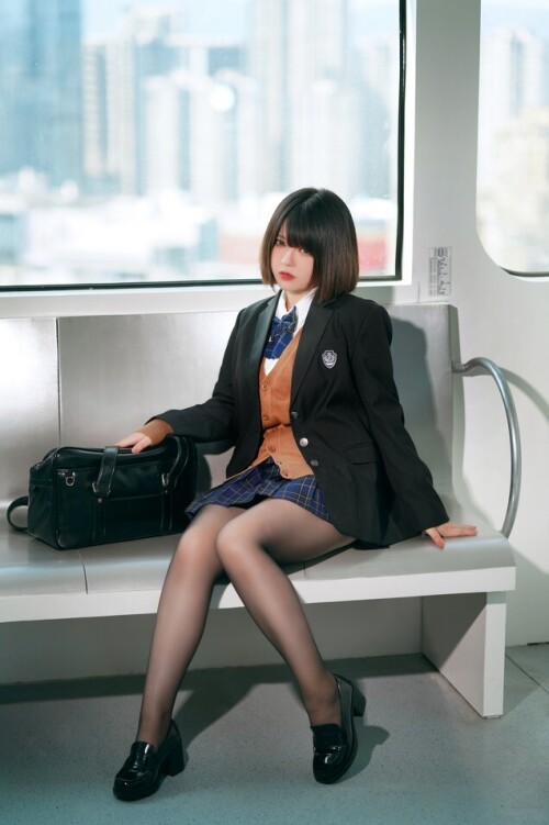 【BANBANKO】半半子 - 彼女の制服姿が好き Vol.02 (电车+庭院) 预览展示图 1