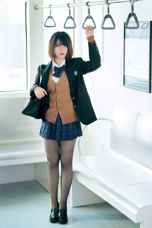 【BANBANKO】半半子 - 彼女の制服姿が好き Vol.02 (电车+庭院) 预览展示图 2