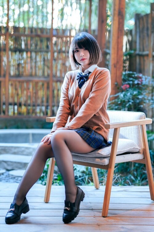 【BANBANKO】半半子 - 彼女の制服姿が好き Vol.02 (电车+庭院) 预览展示图 5