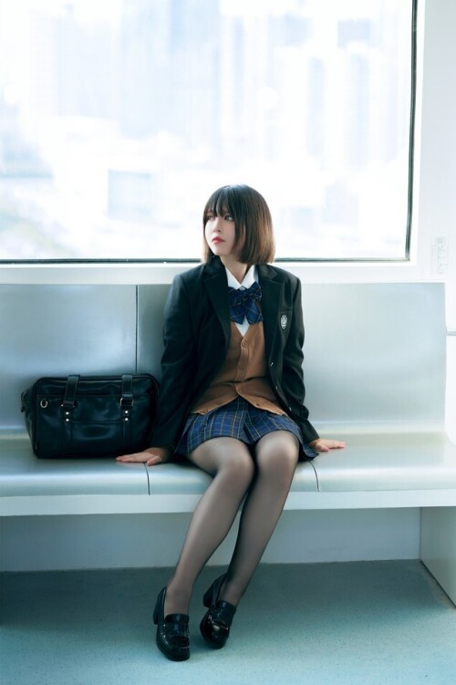 【BANBANKO】半半子 - 彼女の制服姿が好き Vol.02 (电车+庭院) 预览展示图 6