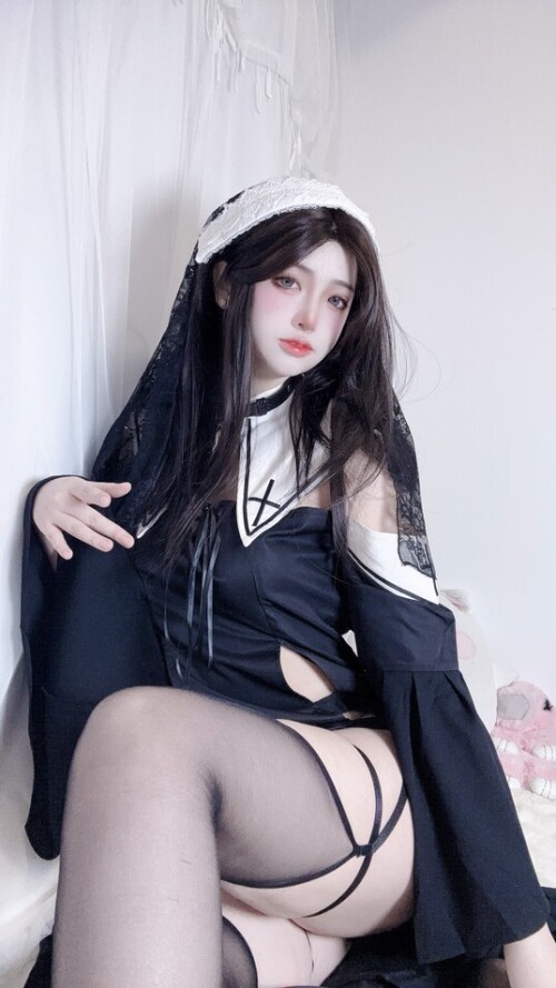 疯猫ss - 修女自拍 预览展示图 2