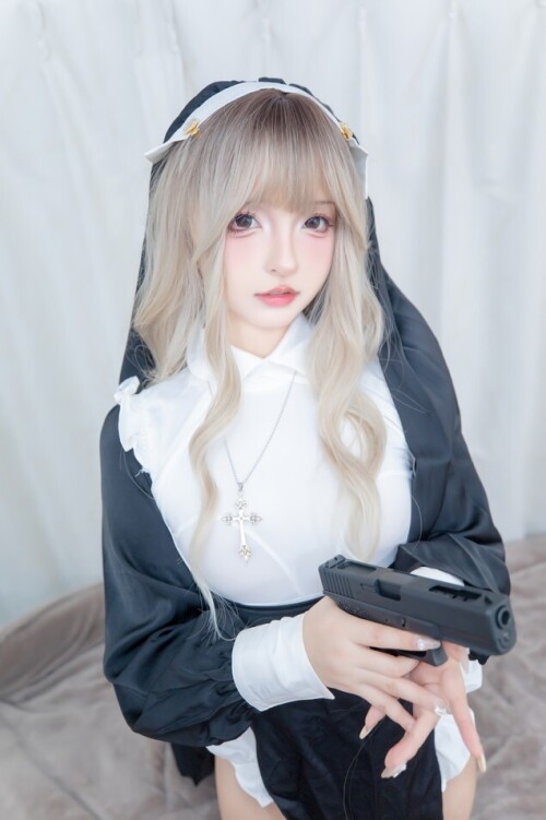 神楽坂真冬 - 战斗修女 预览展示图 4