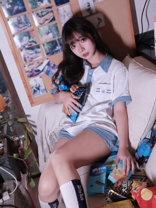 Kokuhui - 蓝白条少女 预览展示图 3