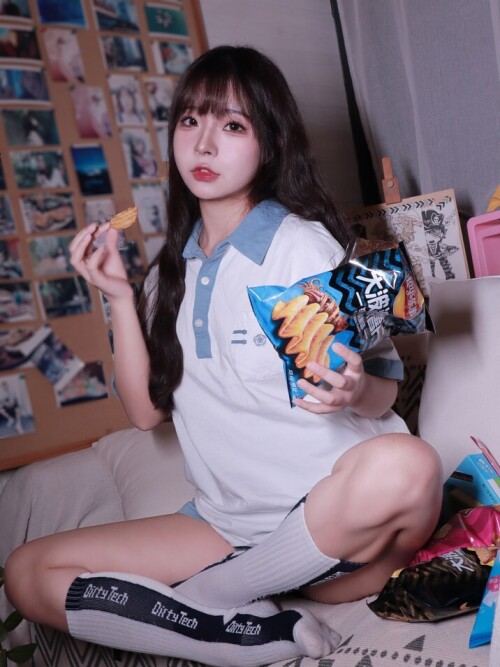 Kokuhui - 蓝白条少女 预览展示图 1