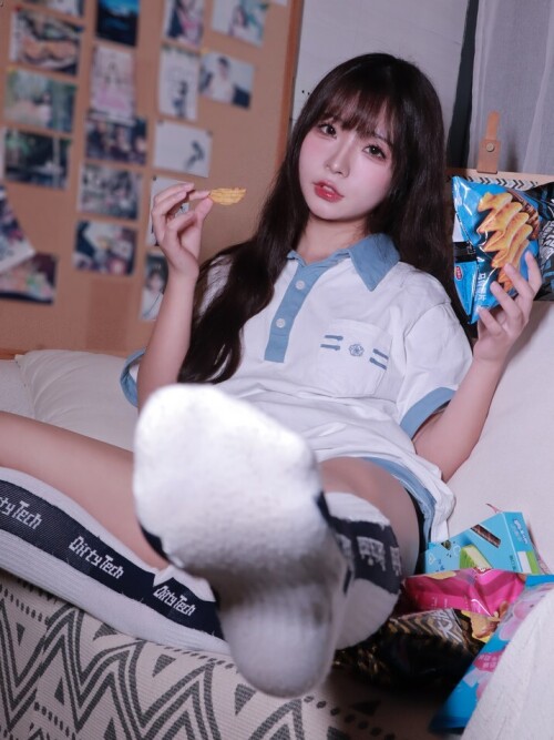 Kokuhui - 蓝白条少女 预览展示图 2