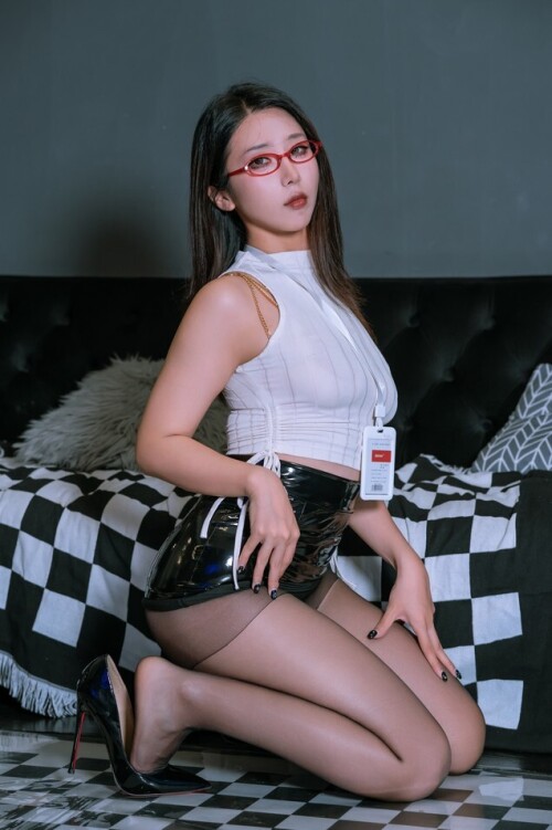 云溪溪 - 奶桃 麻辣OL 预览展示图 2