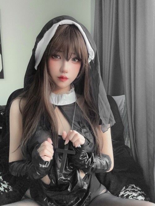阿薰kaOri - 偷偷做坏事的修女 预览展示图 1