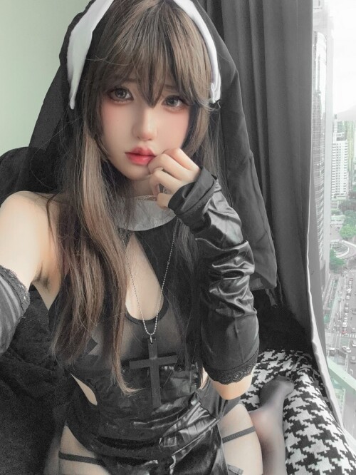 阿薰kaOri - 偷偷做坏事的修女 预览展示图 3