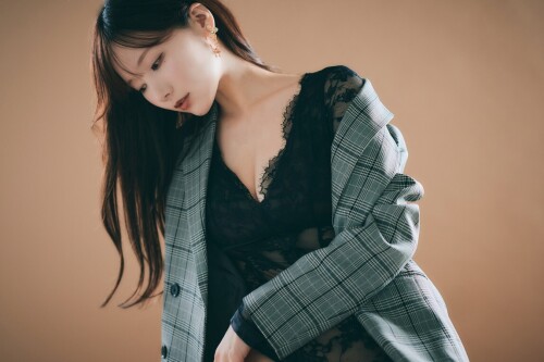 けん研🧪 (けんけん) – BLACK LADY [53P-269MB]